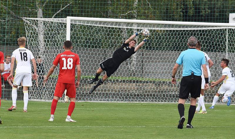 Fotbalisté Lanžhota (v červených dresech) podlehli prvoligovému Zlínu 0:2.