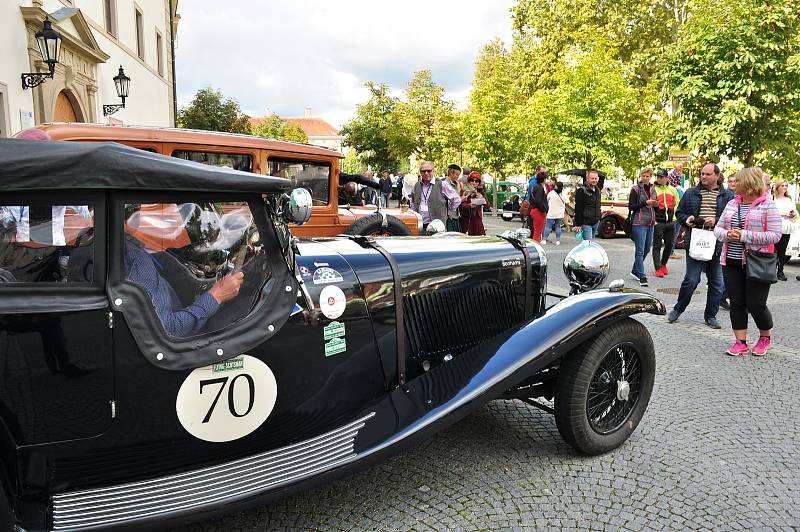 Jihem Moravy projel Pálavský Oldtimer. Předválečným veteránům mávali lidé především v Lednicko valtickém areálu.