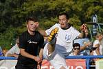 Ledničtí fotbalisté (v bílém) neudrželi v domácím derby s Bořeticemi cennou remízu. 