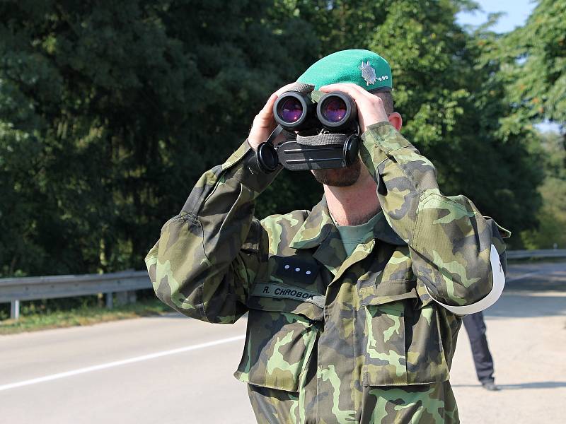 Policisté s vojáky procvičovali v úterý znovuzavedení kontrol na státní hranici se Slovenskem. Stanoviště měli i na silnici druhé třídy mezi Lanžhotem a Brodským. 