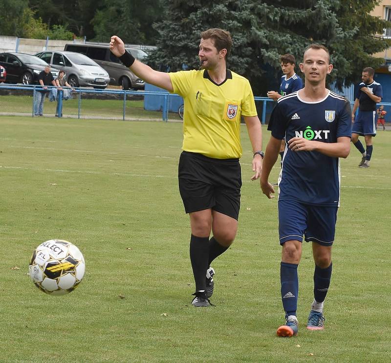 Fotbalisté Břeclavi (v modrých dresech) porazili Havlíčkův Brod 1:0.