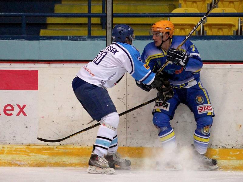 Břeclavští hokejisté (v modrém) doma zdolali Valašské meziříčí 4:2.