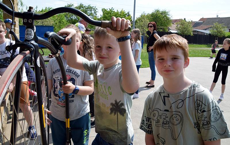 Cyklista Josef Zimovčák dorazil mezi vrbické děti. Svezl je na vysokém kole a představil třináctý ročník charitativního projektu Na kole dětem. Několikadenní závod na podporu malých onkologicky nemocných pacientů v červnu zakončí právě ve Vrbici.