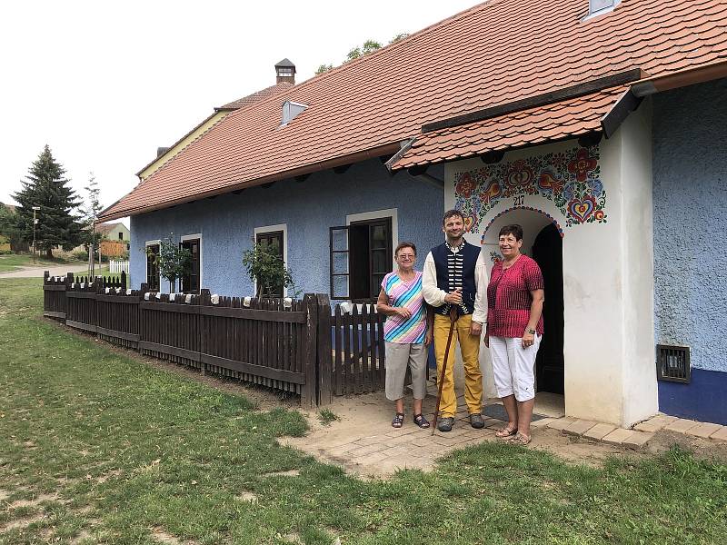 Turista v kroji Marek Šalanda na svém putování Slováckem.