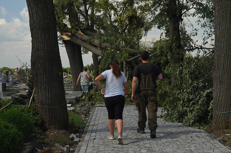 Katastrofa na jižní Moravě. Moravská Nová Ves na Břeclavsku den po řádění ničivého tornáda.