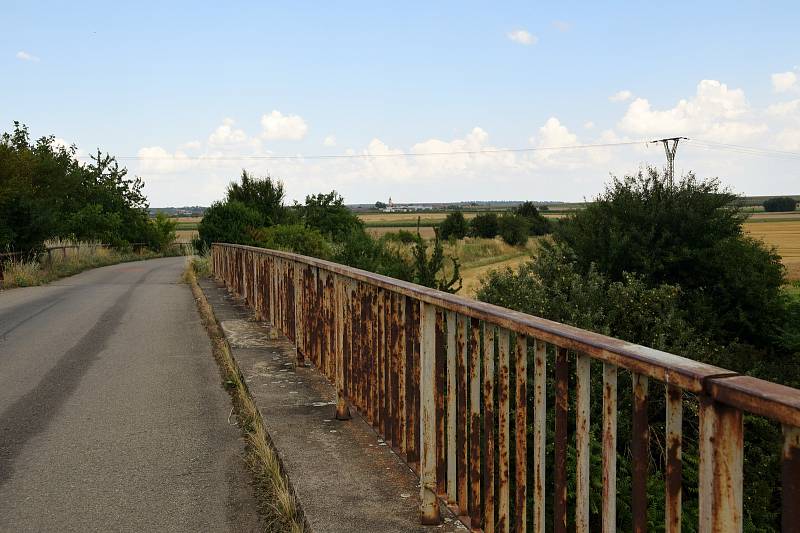 Mostek nad dálnicí D2 mezi Podivínem a Velkými Bílovicemi denně využívají stovky cyklistů i pěších. Státní silničáři kvůli jeho špatnému technickému stavu podali návrh k demolici.