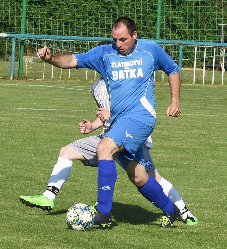 Fotbalisté Bavor (v šedých dresech) porazili rezervu Kostic 8:1.