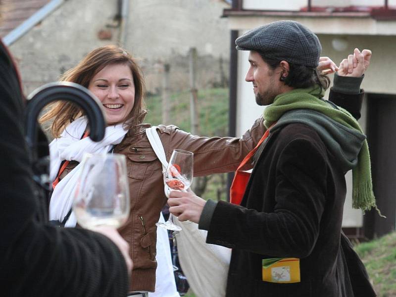 Vinaři ve Velkých Bílovicích po roce opět čelili nájezdu lidí z různých koutů České republiky i zahraničí. Přilákalo je tradiční putování ze sklepa do sklepa.