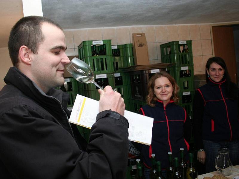 Vinaři ve Velkých Bílovicích po roce opět čelili nájezdu lidí z různých koutů České republiky i zahraničí. Přilákalo je tradiční putování ze sklepa do sklepa.