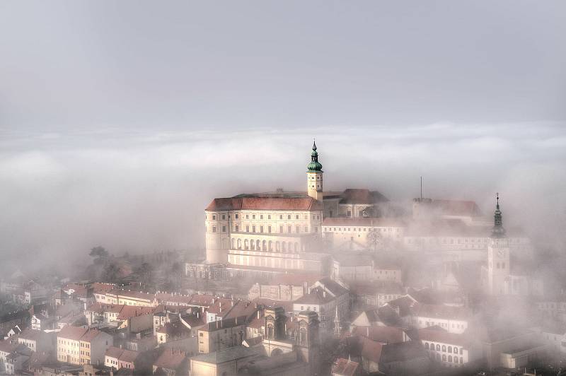 Dominantou města Mikulov je zámek. Při dobrém počasí je na něj krásný výhled ze Svatého kopečku.