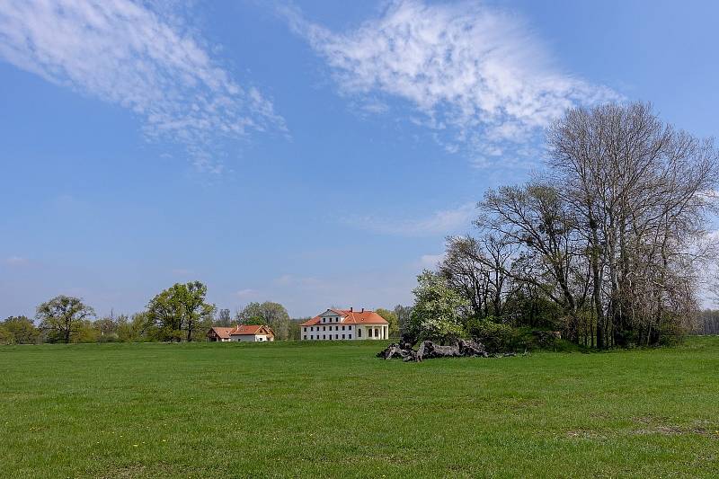 Z výletu k soutoku Dyje s Moravou. Zámeček Lány projektoval rakouský architekt Josef Hardtmuth, známý také jako zakladatel továrny na tužky Kooh-i-noor.