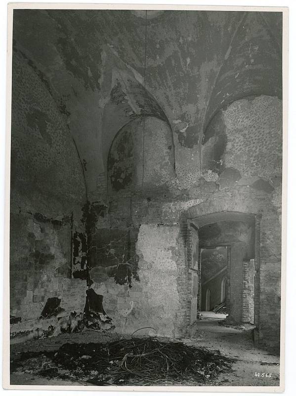 Jeden ze sálů současné expozice „Od gotiky po empír“, rok 1945.