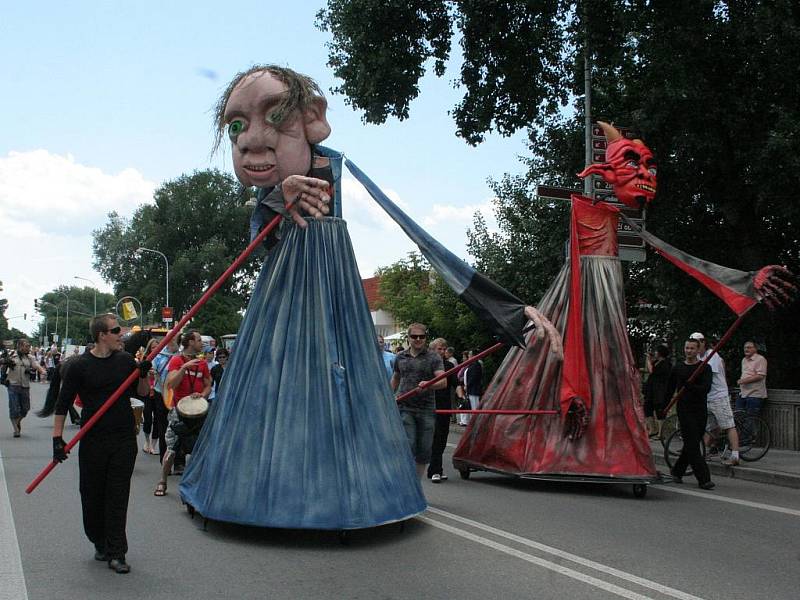 Karneval v ulicích. Po Moravském dnu v režii předchozího vedení radnice vsadila současná garnitura na show ve stylu brazilského karnevalu. Vrcholem dne byl průvod městem. 