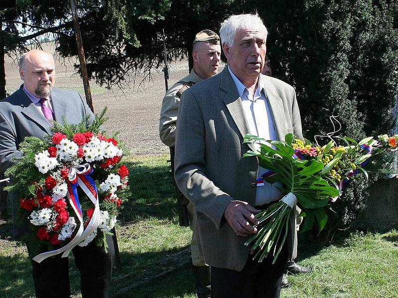 Lidé v Křepicích vzpomínali na osvobozování Brna před šestašedesáti lety. Památník této operace však stále chátrá.