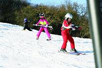 O víkendu lyžovali v Němčičkách na sněhu, v týdnu se oteplilo. Provozovatelé areálu ale chtějí znovu zasněžovat.
