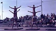 CVIČENÍ V LANŽHOTĚ. V roce 1965 předcházelo III. celostátní spartakiádě také cvičení na stadionu v Lanžhotě.