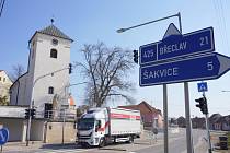 Nové semafory ve Starovičkách na Hustopečsku jsou hned pod kostelem.