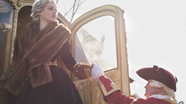 Filmaři budou natáčet na valtickém zámku dvoudílný historický film o Marii Terezii. Od dvaadvacátého května do desátého června. Předtím točili třeba v Kroměříži.