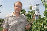 Přístroj Chytrá vinice měří ve vinohradu teplotu, srážky i vlkhost. Získaná data využívá i Milan Bauman z Velkých Bílovic na Břeclavsku.
