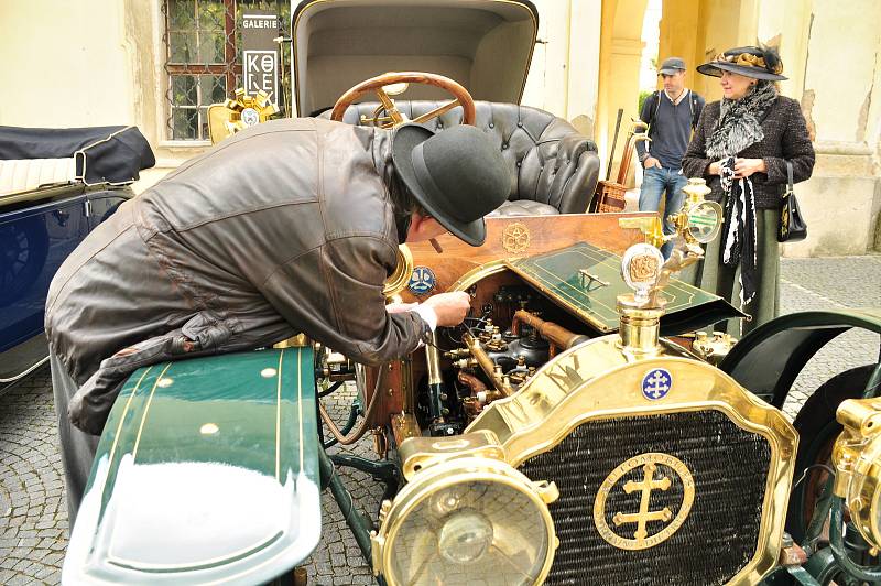 Jihem Moravy projel Pálavský Oldtimer. Předválečným veteránům mávali lidé především v Lednicko valtickém areálu.