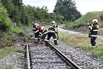 Provoz na železnici u Velkých Pavlovic přerušil v pondělí dopoledne sesuv půdy.
