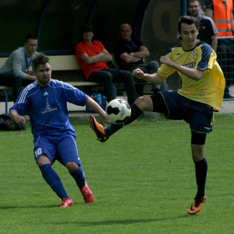 Fotbalisté Břeclavi (ve žlutém) pomýšleli proti Lednici alespoň na bod. V závěru o něj přišli.