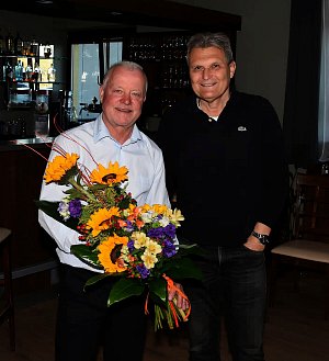 Dlouholetý fotbalový trenér Antonín Skoupil (vlevo) oslavil šedesát let.