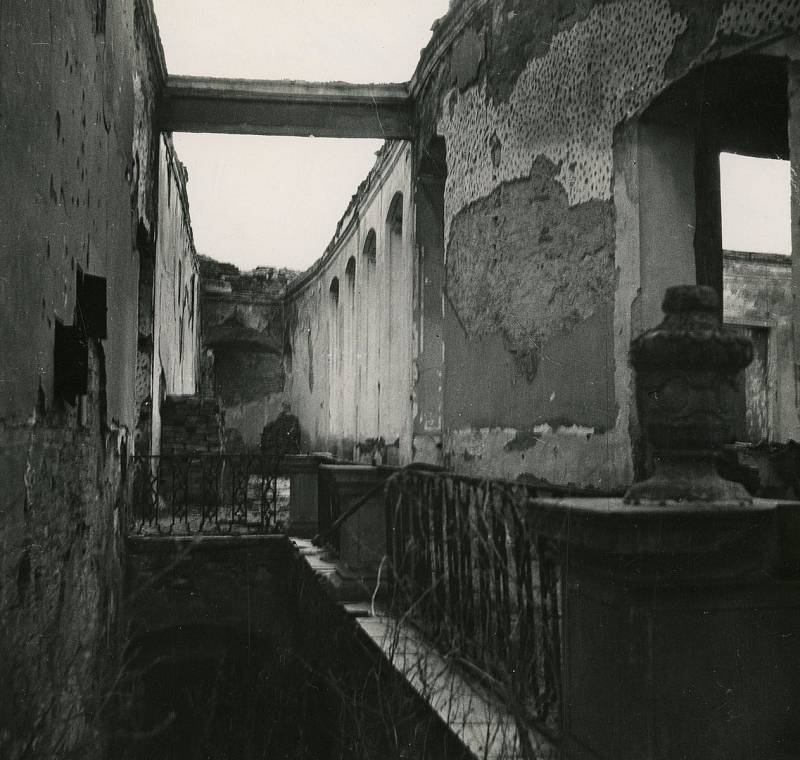 Schodiště před zámeckou kaplí po požáru v roce 1945.