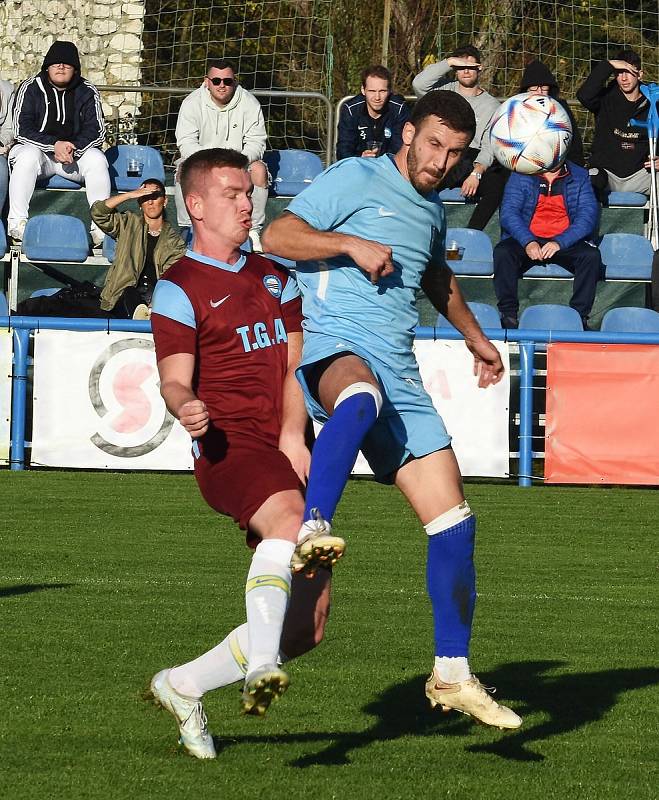 Fotbalisté Lednice (v modrém) remizovali 1:1 s Kunštátem.