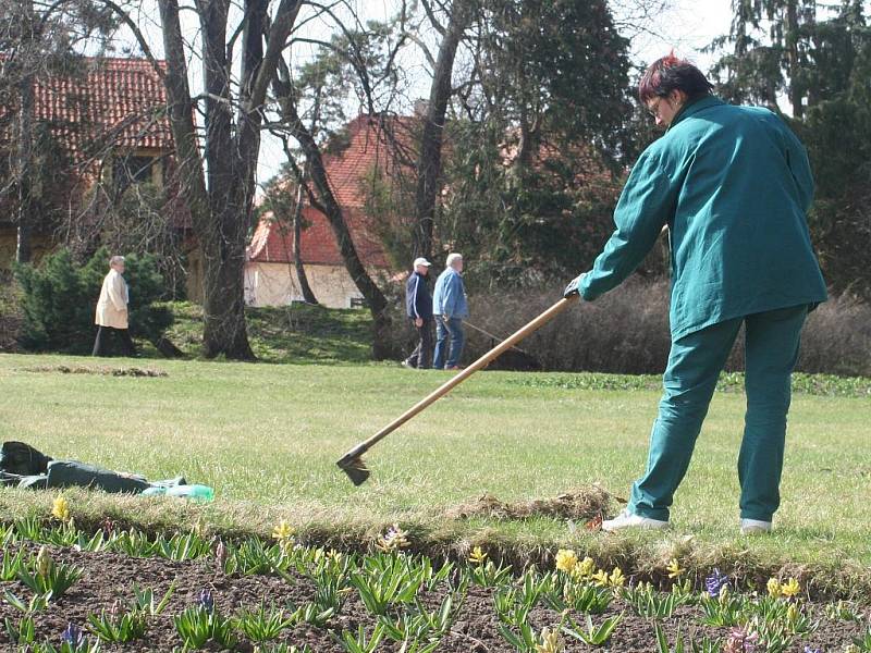 V lednickém zámeckém parku finišují přípravy na turistickou sezonu.