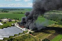 Pondělní požár skladovací haly v Drnholci. Foto z dronu.