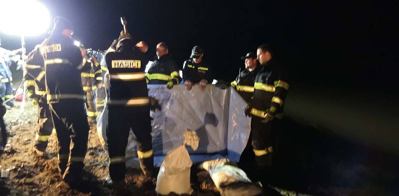 O zabezpečení hráze na řece Moravě se postarali hasiči.