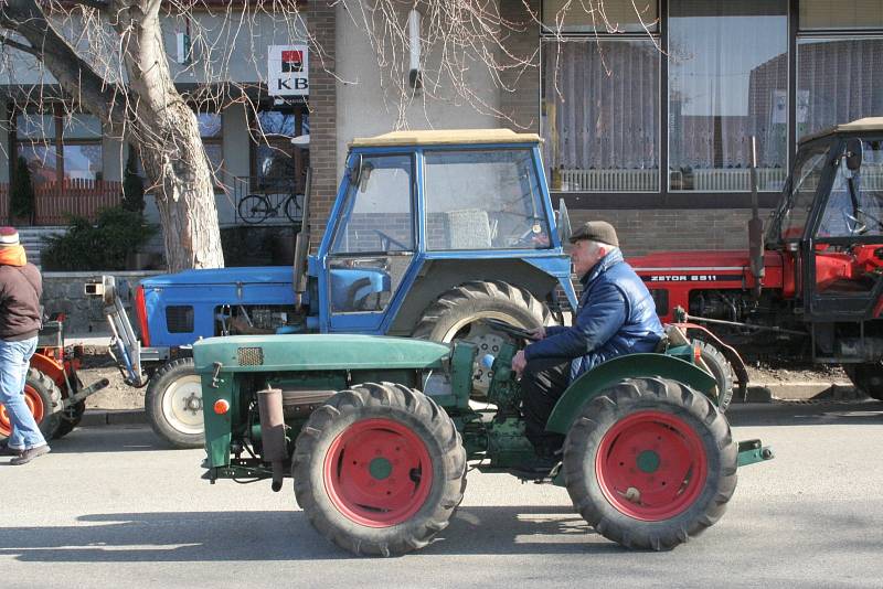 Velkobílovičtí se pokusili překonat rekord z roku 2007. Nejvíce traktorů na jednom místě. Podařilo se. Město zaplnilo 231 traktorů. 