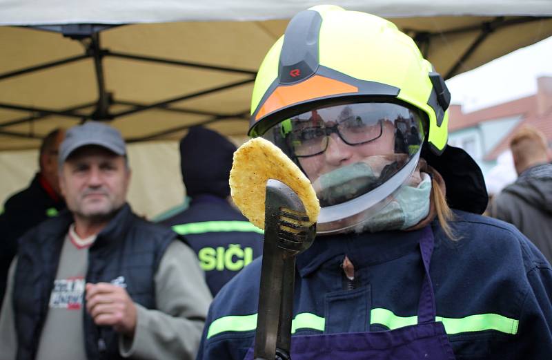 Soutěže ve vaření zelňačky se ve Velkých Bílovicích zúčastnilo téměř třicet týmů.