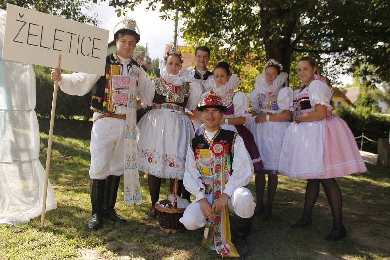 Milovníci folkloru a krojů si dali v sobotu setkání ve Starovicích. V tamním areálu U Myslivny se sešlo okolo tří stovek krojovaných z Břeclavska i dalších regionů. Přijeli dokonce i folkloristé ze Slovenska.