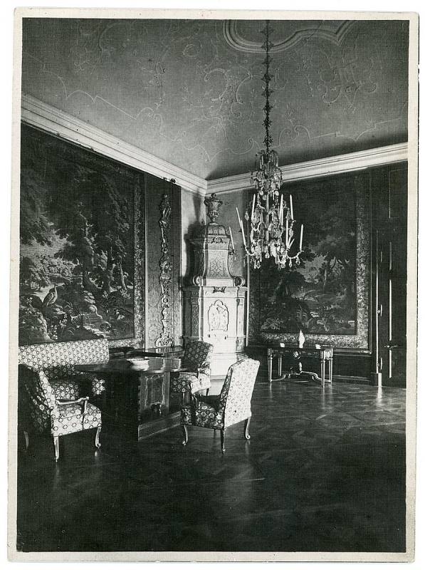 Malý gobelínový sál mikulovského zámku, před rokem 1945.