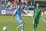 Fotbalisté Lednice (v modrých dresech) vstoupili do krajského přeboru výhrou 1:0 nad Ráječkem.