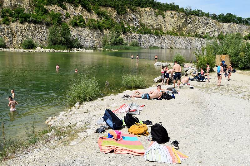 Vstup do lomu na Janičově vrchu v Mikulově je od úterý regulovaný. Najednou tam smí maximálně sto lidí. Omezení platí do poloviny září.