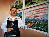 Malíř Libor Vymyslický ukazuje na zámku ve Valticích svoje obrazy. Výstavu Krajinou Lichtenštejnů mohou lidé navštívit až do konce srpna letošního roku.