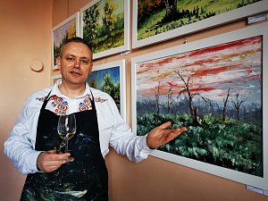 Malíř Libor Vymyslický ukazuje na zámku ve Valticích svoje obrazy. Výstavu Krajinou Lichtenštejnů mohou lidé navštívit až do konce srpna letošního roku.