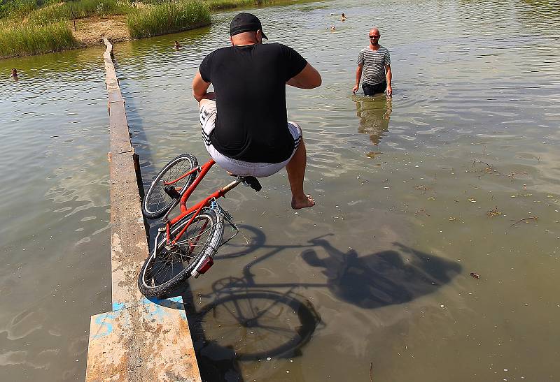 První ročník Pavlovické lávky. Lidé na kole přejížděli lávku na rybníku Zahájka.