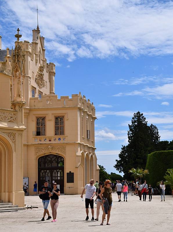 Putování lednickým zámeckým parkem se v sobotu se zahradním architektem Přemyslem Krejčiříkem zúčastnily desítky lidí. Komentovaná prohlídka byla součástí Víkendu otevřených zahrad.