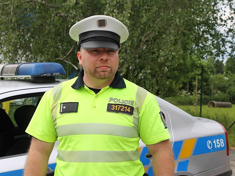 Policista Bohdan Gajda z dálničního oddělení v Mikulově svým jednáním zachránil život obsluze čerpací stanice a zabránil velkému požáru nákladního auta.