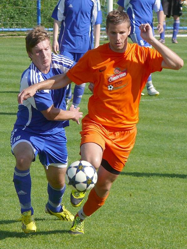 Ledničtí fotbalisté (v oranžovém) se s fanoušky rozloučili stylově. Výhrou 6:0.