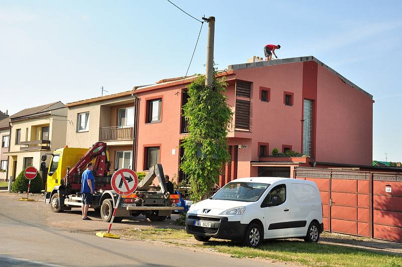 Pátý den po katastrofě. V obcích  poškozených tornádem, začaly první demolice domů, zatím jen v režii majitelů nemovitostí. Řízené demolice 115 domů kraj zahájí příští týden.