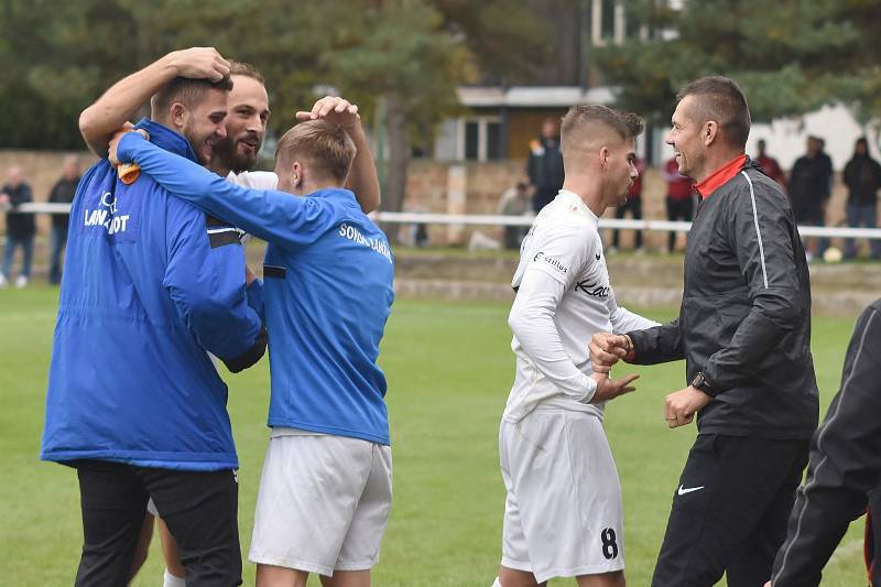 Fotbalisté Lanžhotu (v bílém) přivítali na domácím trávníku Velkou Bíteš.