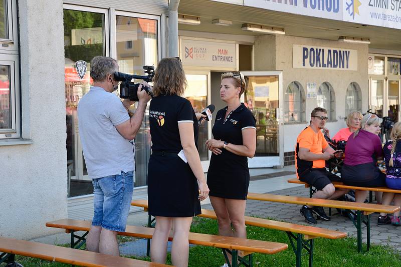 Příjemné sobotní počasí vytáhlo mnoho výletníků na letošní otevírání Lichtenštejnských stezek na Břeclavsku.