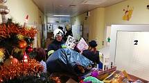 Dobrovolní hasiči z Křepic už šest let obdarovávají onkologicky nemocné děti v brněnské nemocnici.