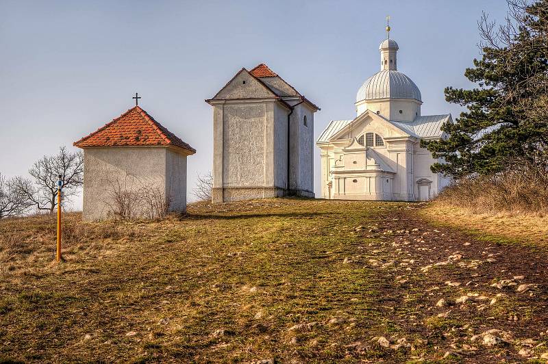 Dominantou města Mikulov je zámek. Při dobrém počasí je na něj krásný výhled ze Svatého kopečku.