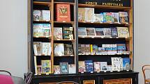 Turistická sezona 2020 se na zámku ve Valticích na Břeclavsku rozjíždí postupně. Letošní novinkou je zámecké knihkupectví, kde návštěvníci zakoupí i suvenýry.